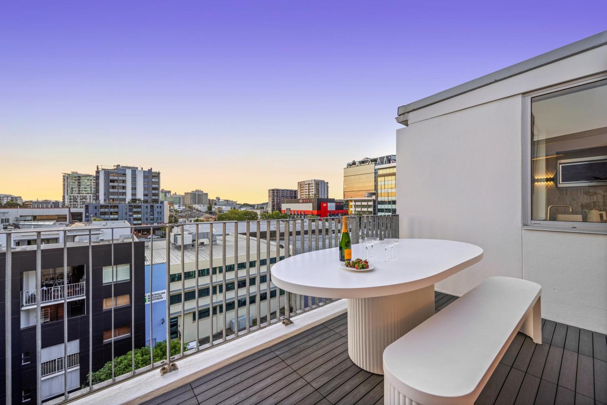 Stylish And 2br With Balcony And 2 Car Space Apartment *