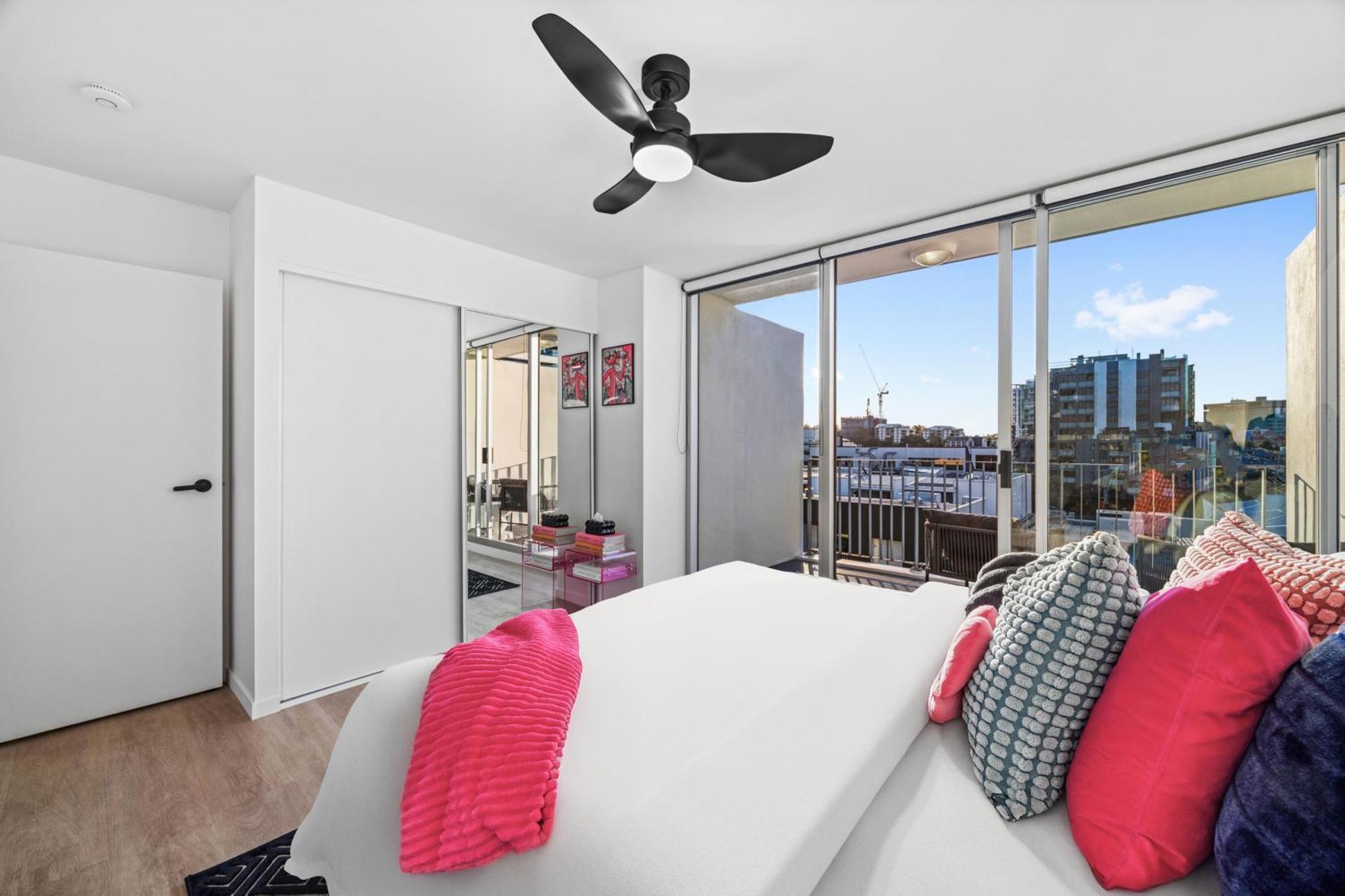 Stylish And 2br With Balcony And 2 Car Space Apartment *