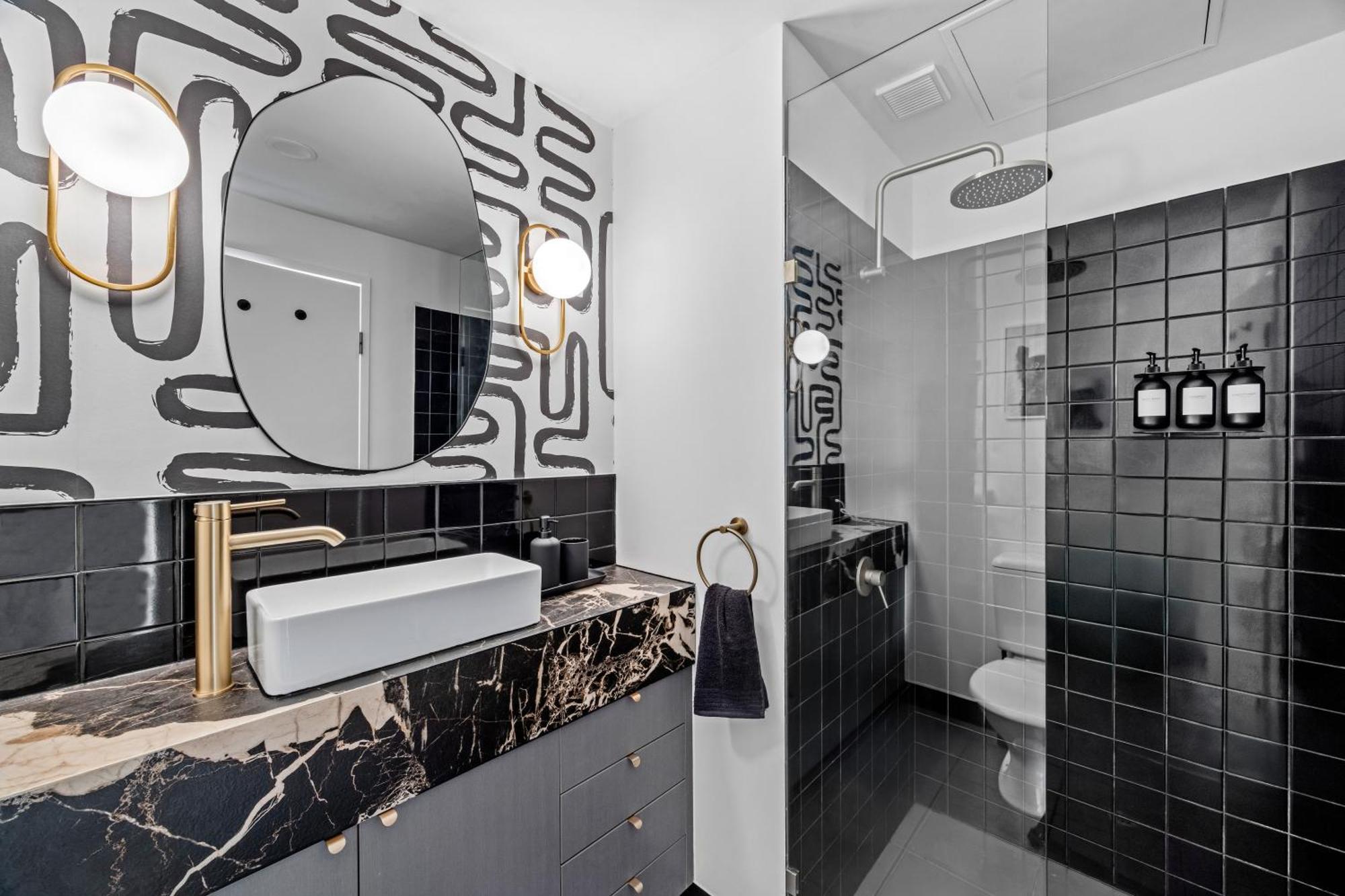 Stylish And 2br With Balcony And 2 Car Space Brisbane