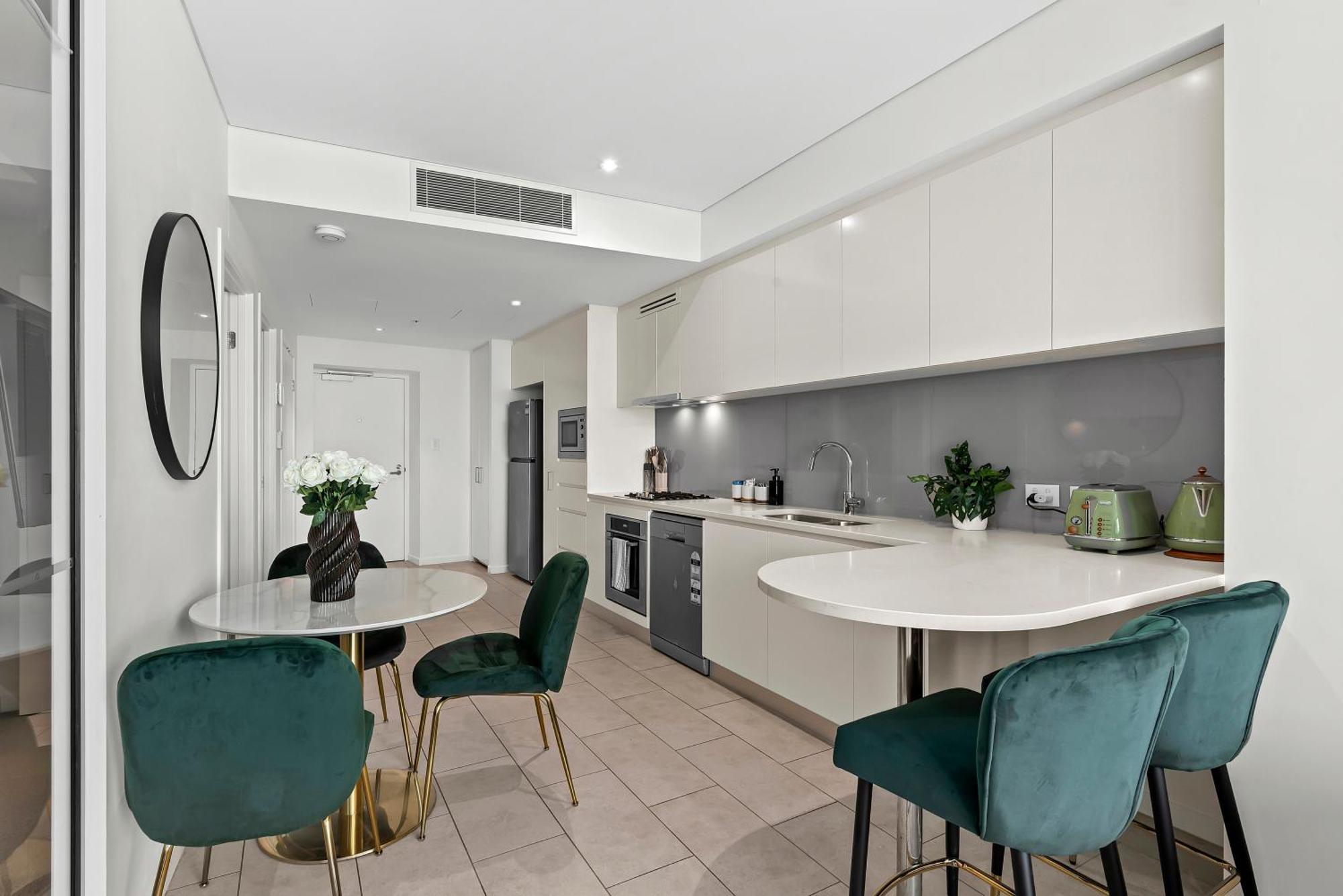 Sky - Cbd 2br With Stunning Views, Pool And Gym *