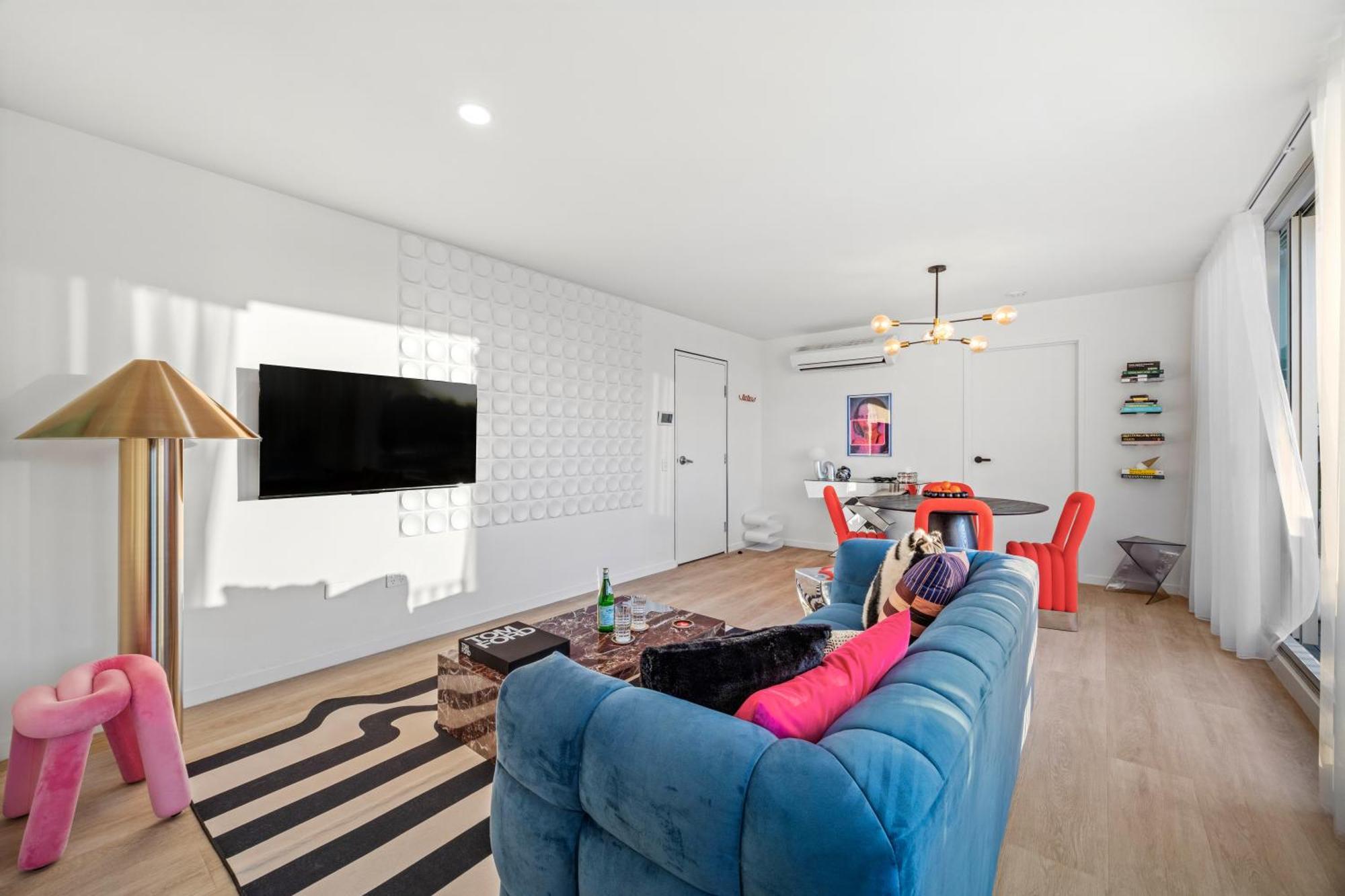 Stylish And 2br With Balcony And 2 Car Space Apartment *