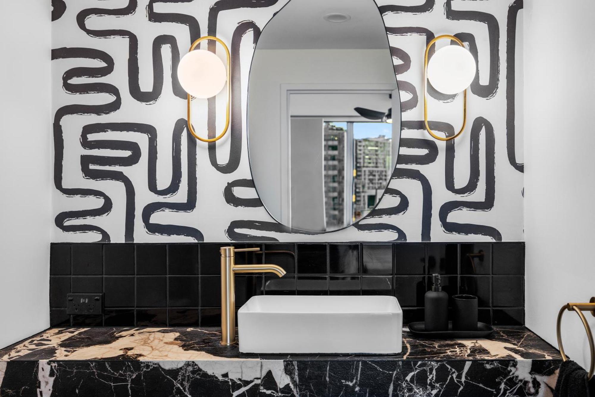 Stylish And 2br With Balcony And 2 Car Space Brisbane