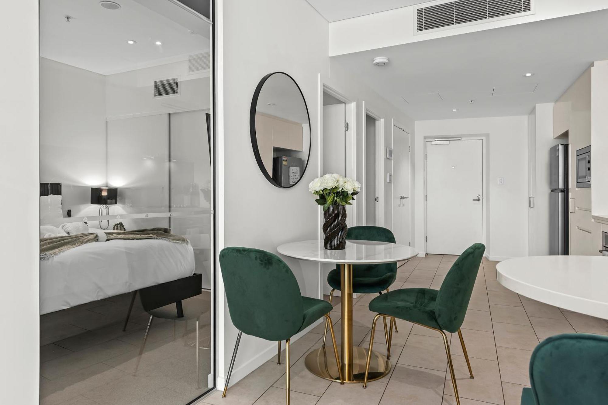 Sky - Cbd 2br With Stunning Views, Pool And Gym Apartment *