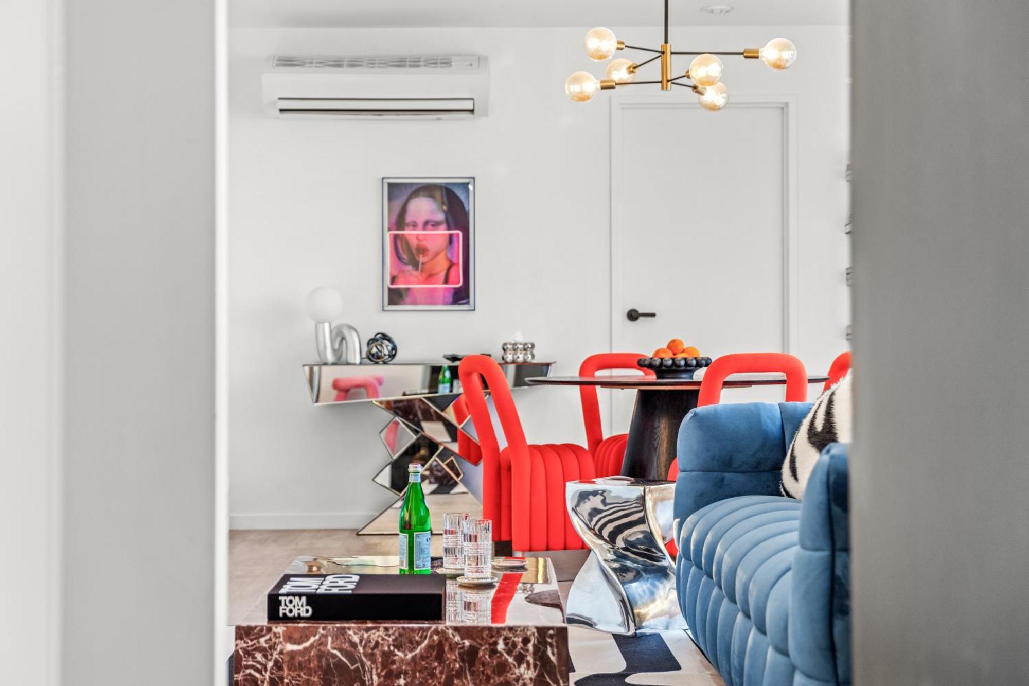 Apartment Stylish And 2br With Balcony And 2 Car Space