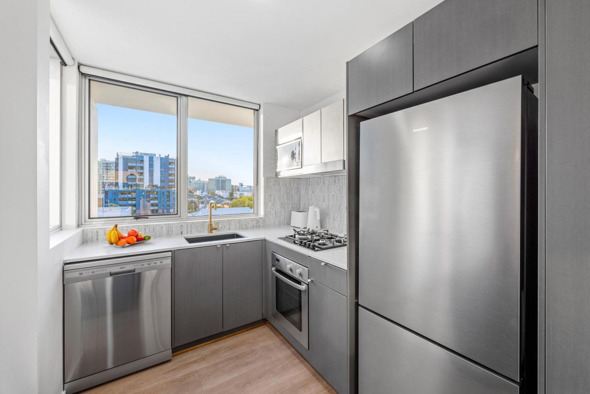 Apartment Stylish And 2br With Balcony And 2 Car Space *