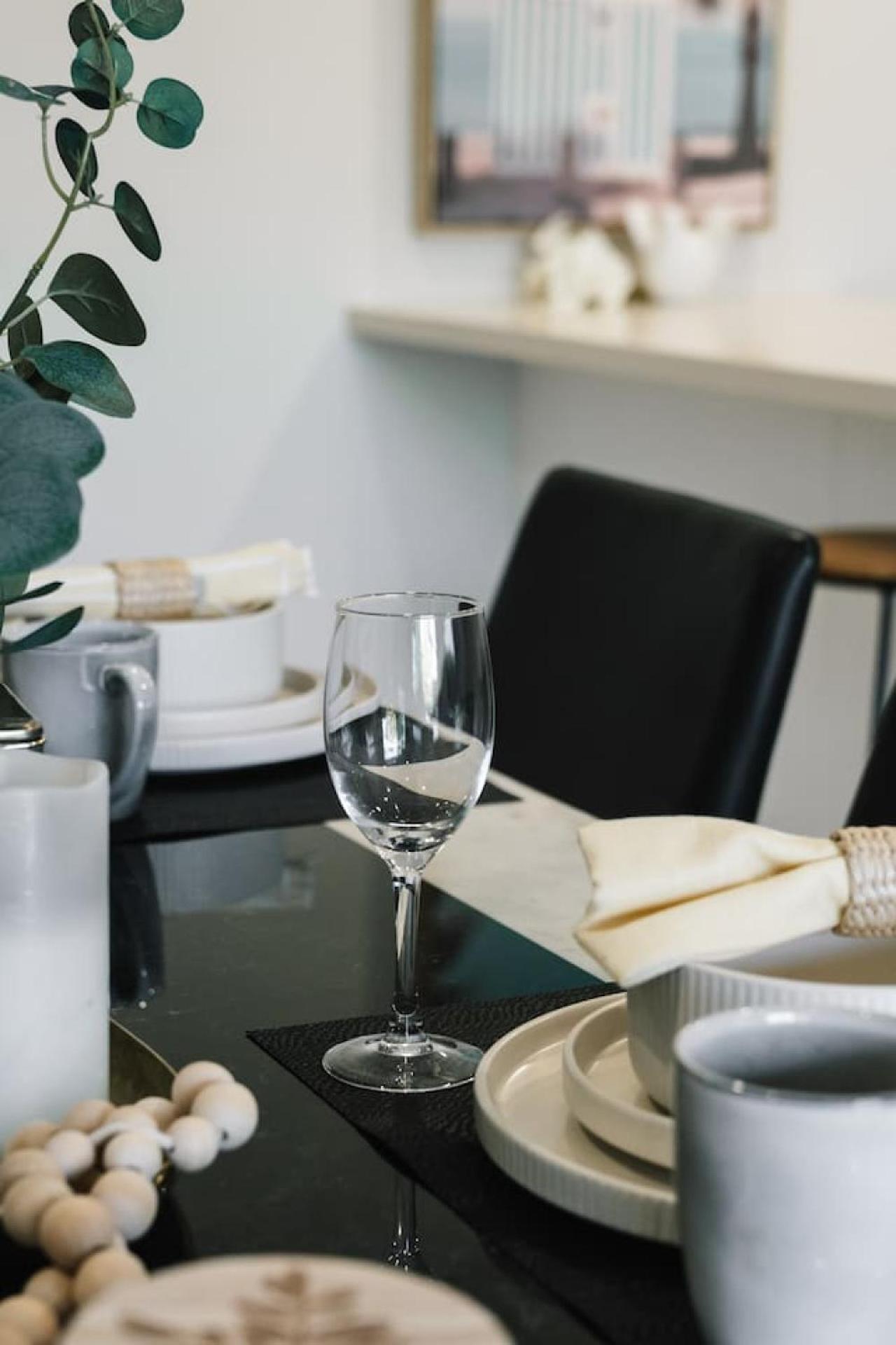 Stylish Escape 2 Ensuites Balcony Near Shops Apartment Brisbane