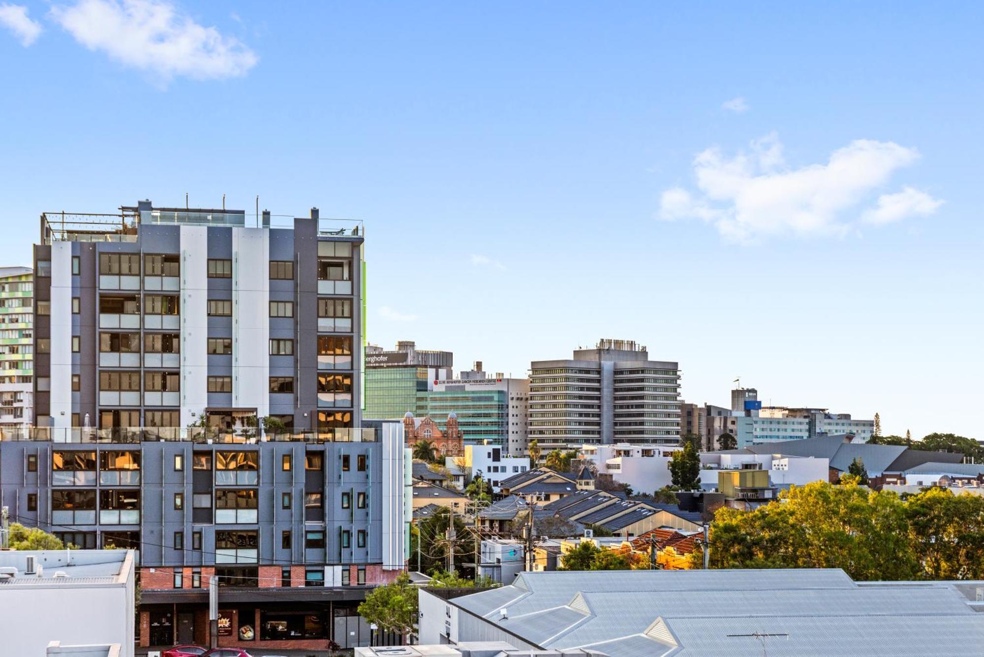 Stylish And 2br With Balcony And 2 Car Space