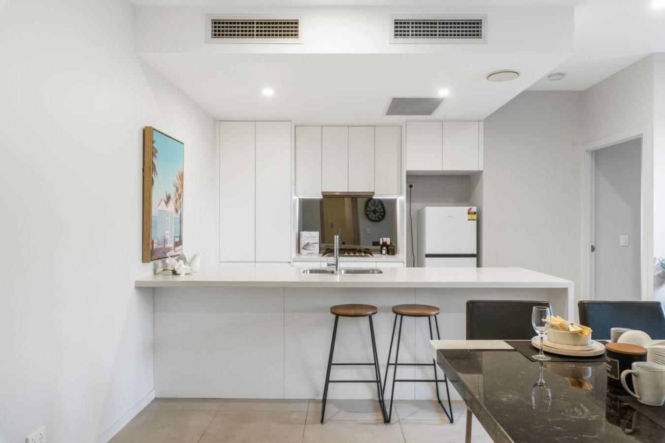 Stylish Escape 2 Ensuites Balcony Near Shops