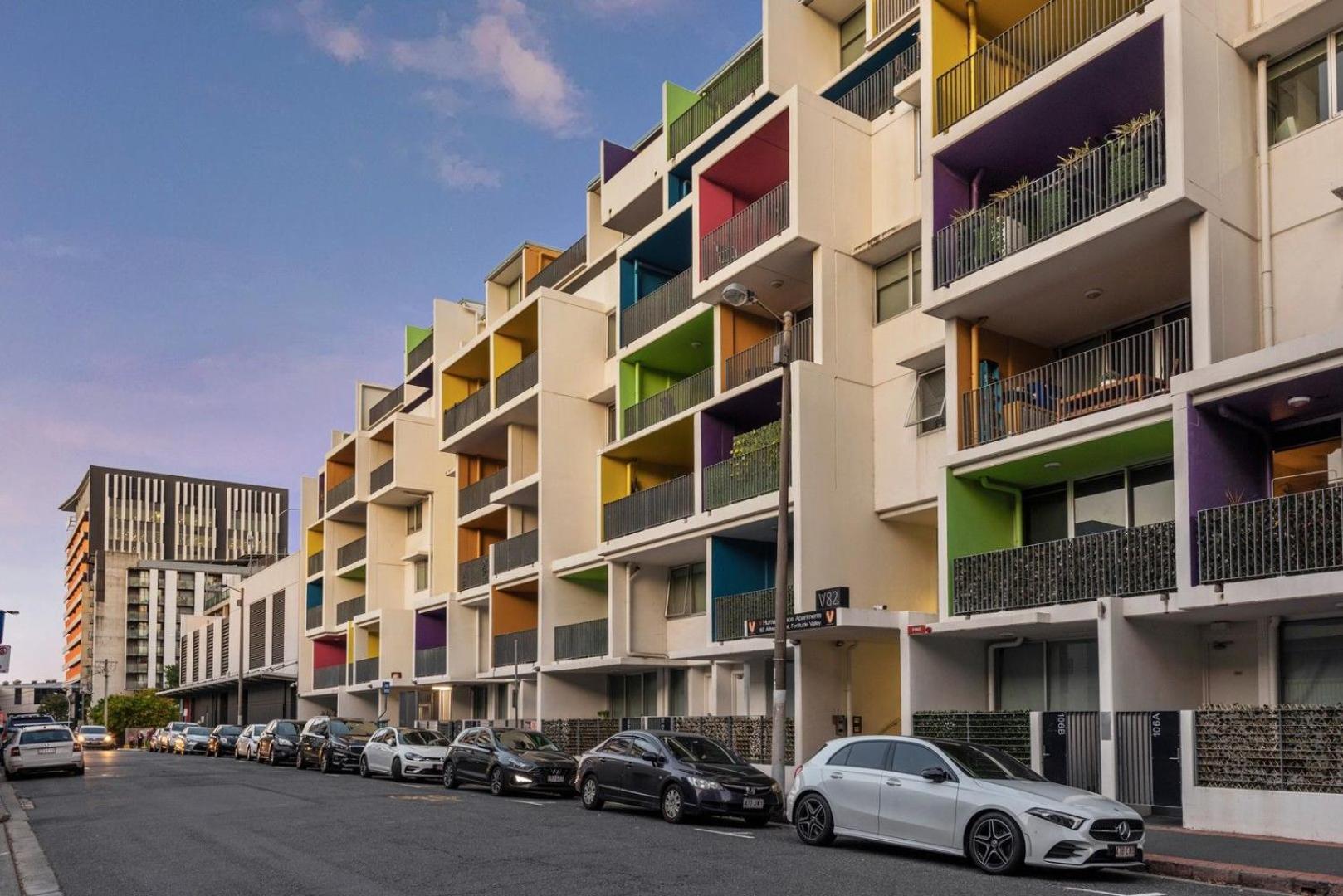 Stylish And 2br With Balcony And 2 Car Space *