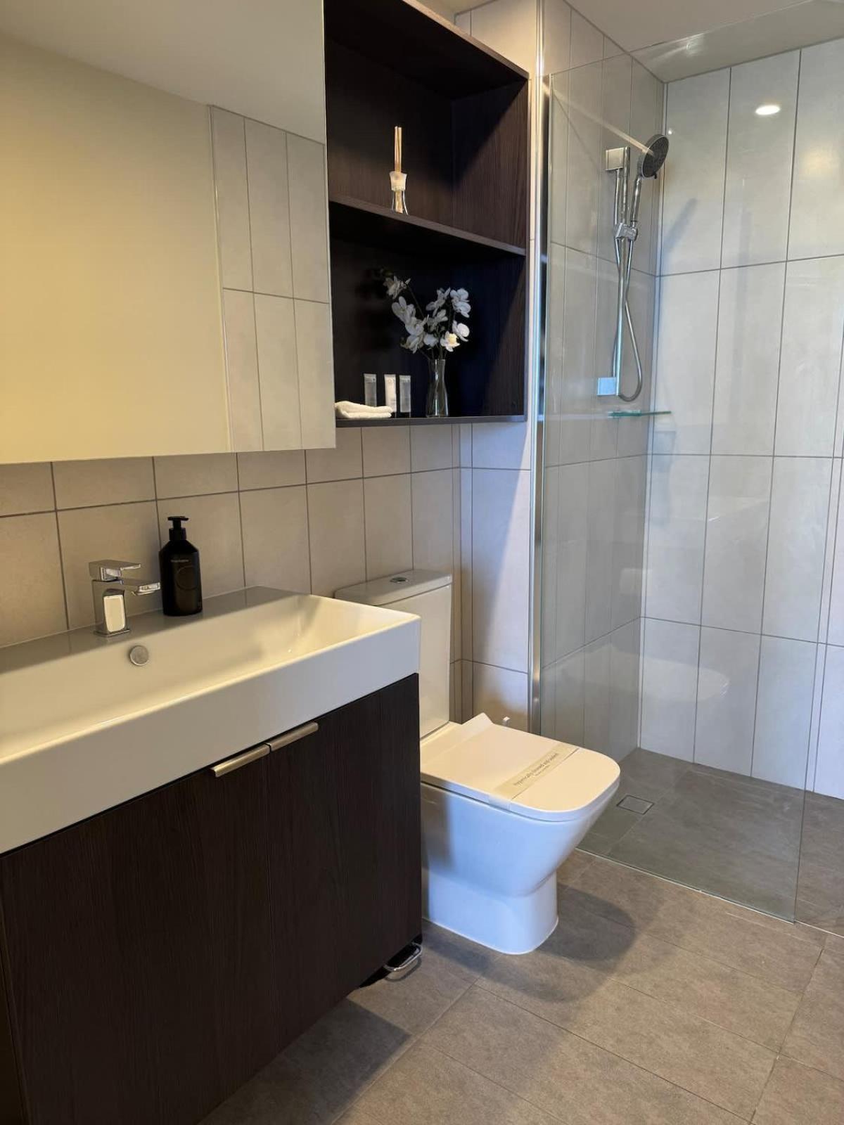 Apartment Spire 3105 High-rise Haven By Stylish