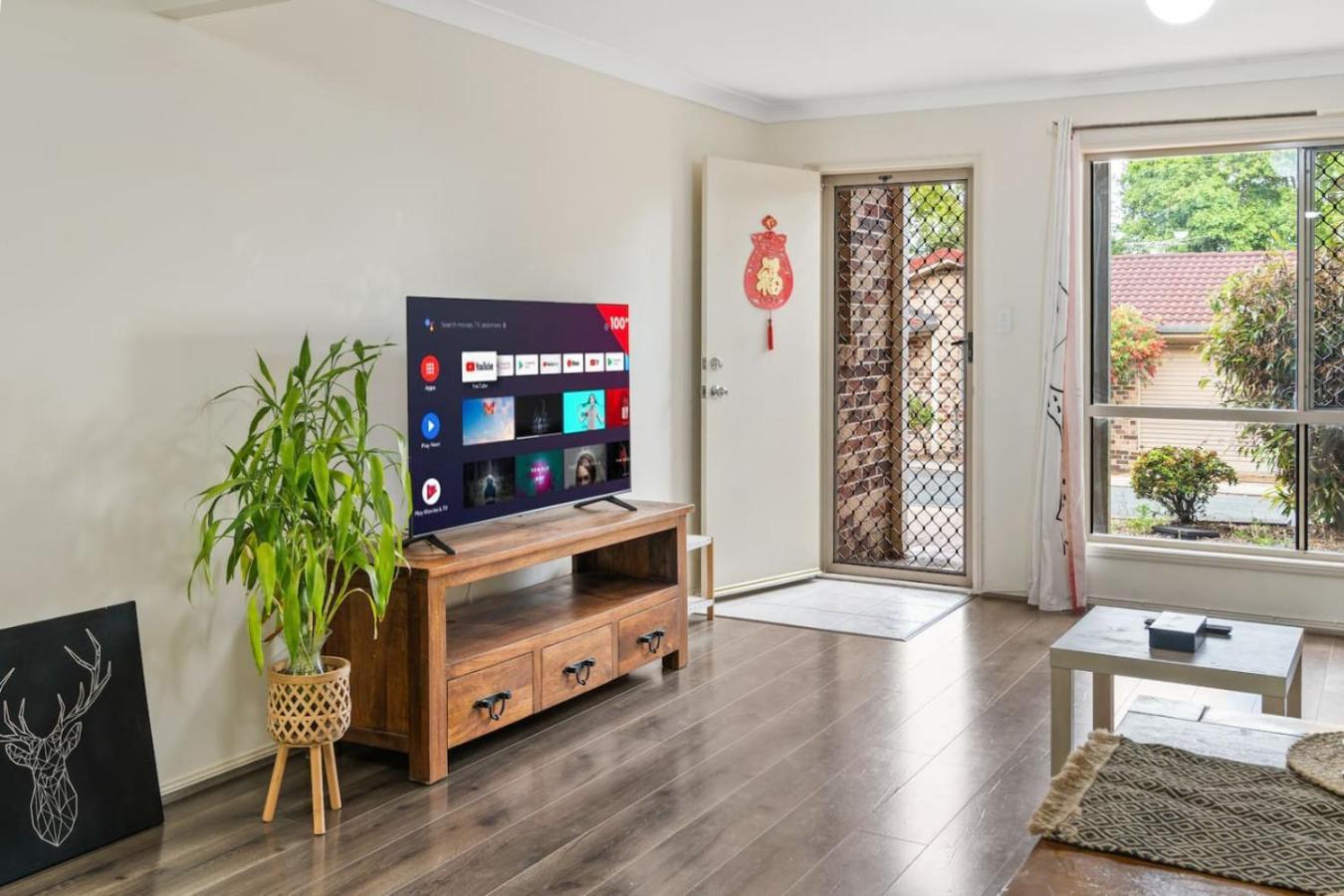 Holiday home 3br Townhouse Stylish Living In Sunnybank Hills *