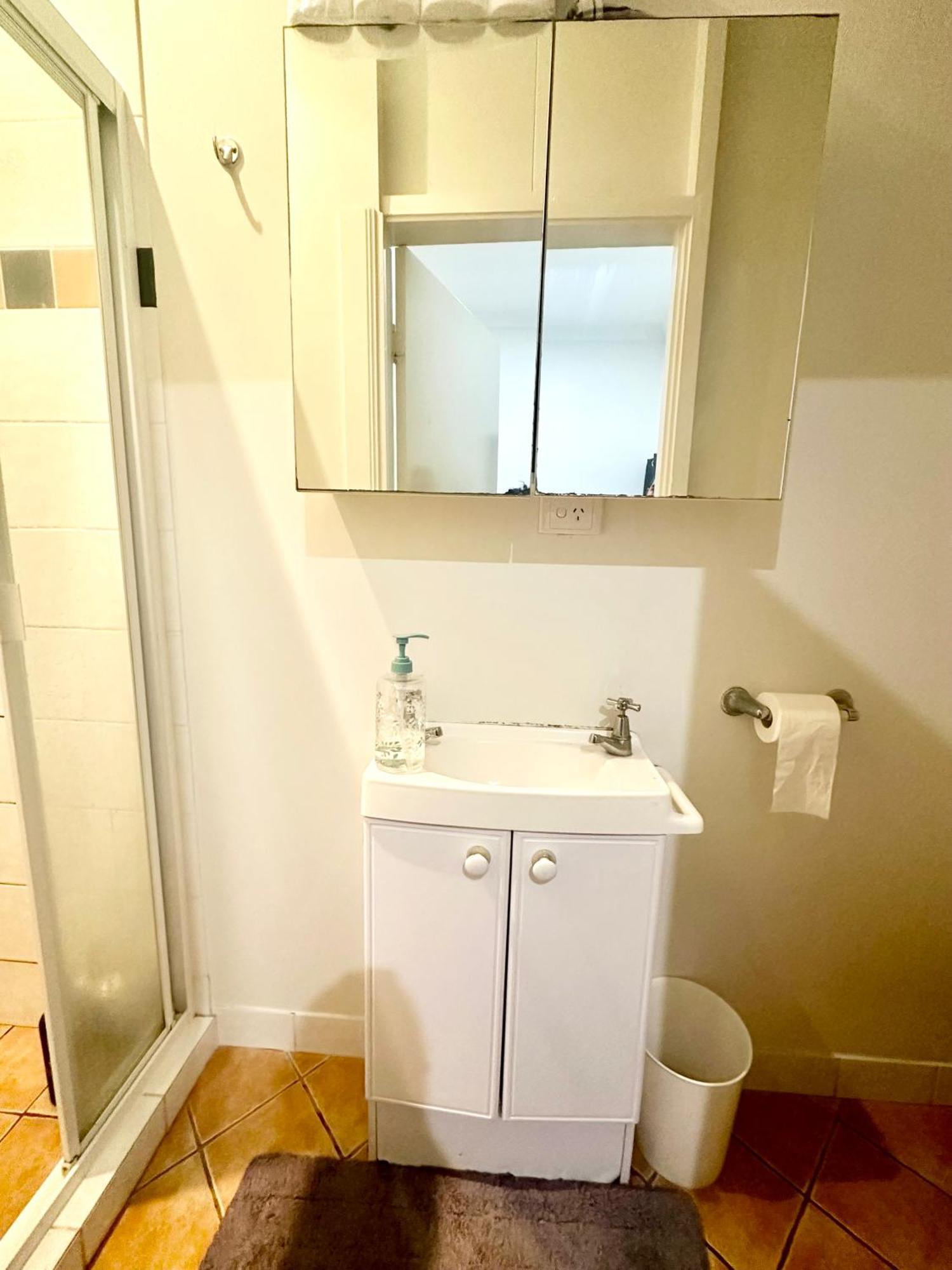 Ensuite Bathroom Near Kangaroo Point And Gabba Cricket Stadium Guest house 3*
