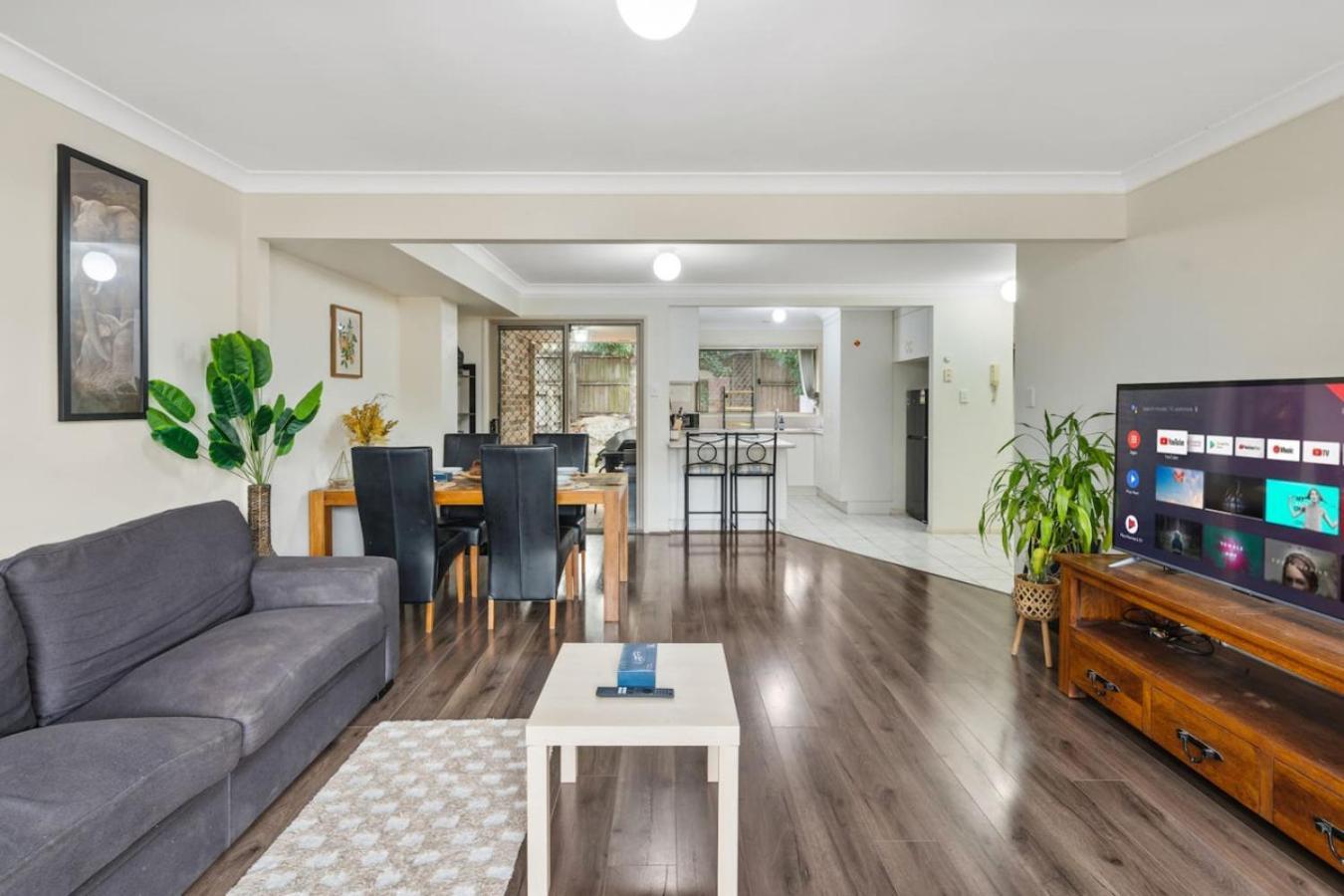 3br Townhouse Stylish Living In Sunnybank Hills *