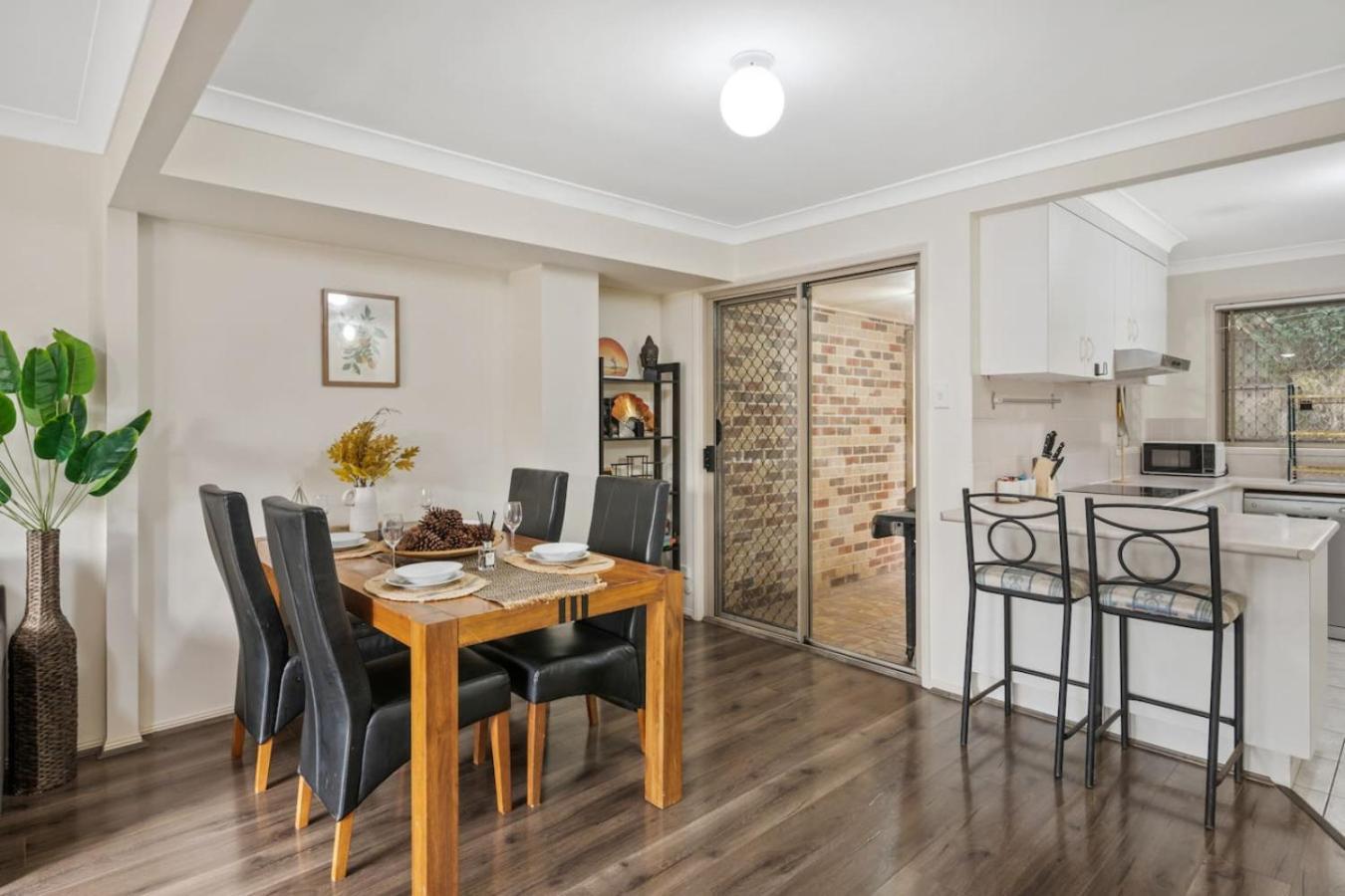 3br Townhouse Stylish Living In Sunnybank Hills Holiday home Brisbane