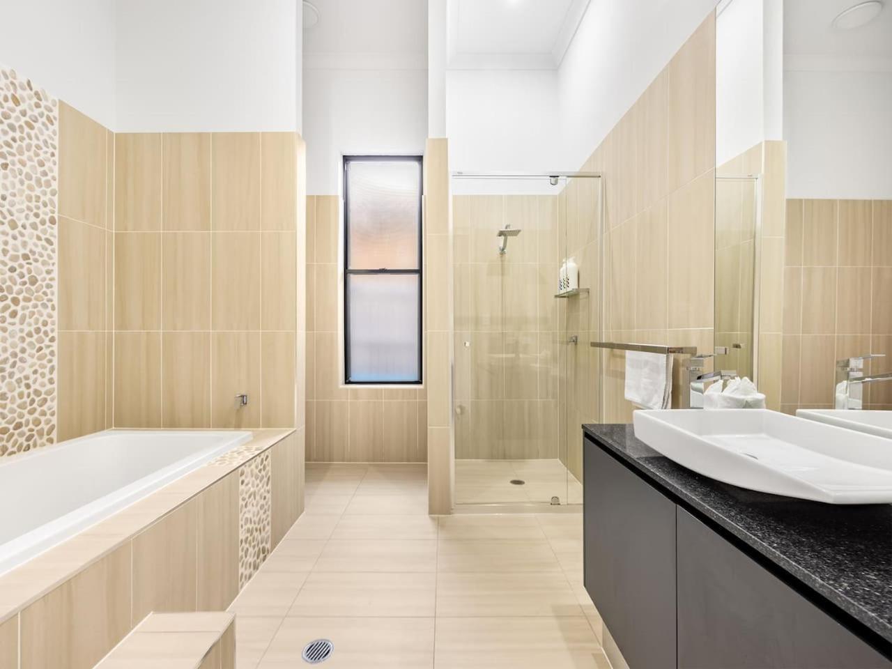 Sunnybank Hills Retreat 4br With Pool And Backyard