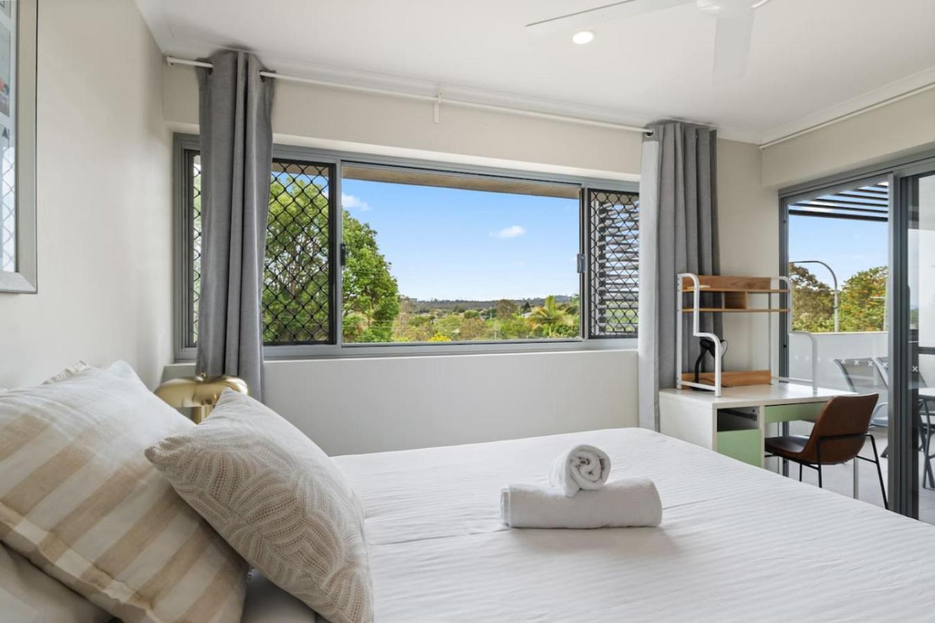 Apartment Workspace Walk To Train And Shops Free Carpark Brisbane