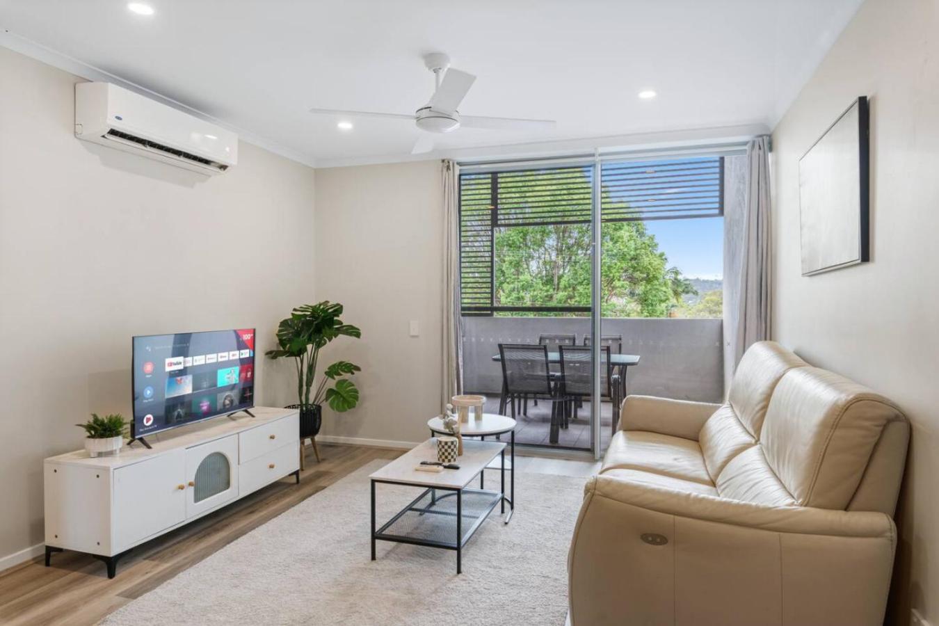 Apartment Workspace Walk To Train And Shops Free Carpark Brisbane