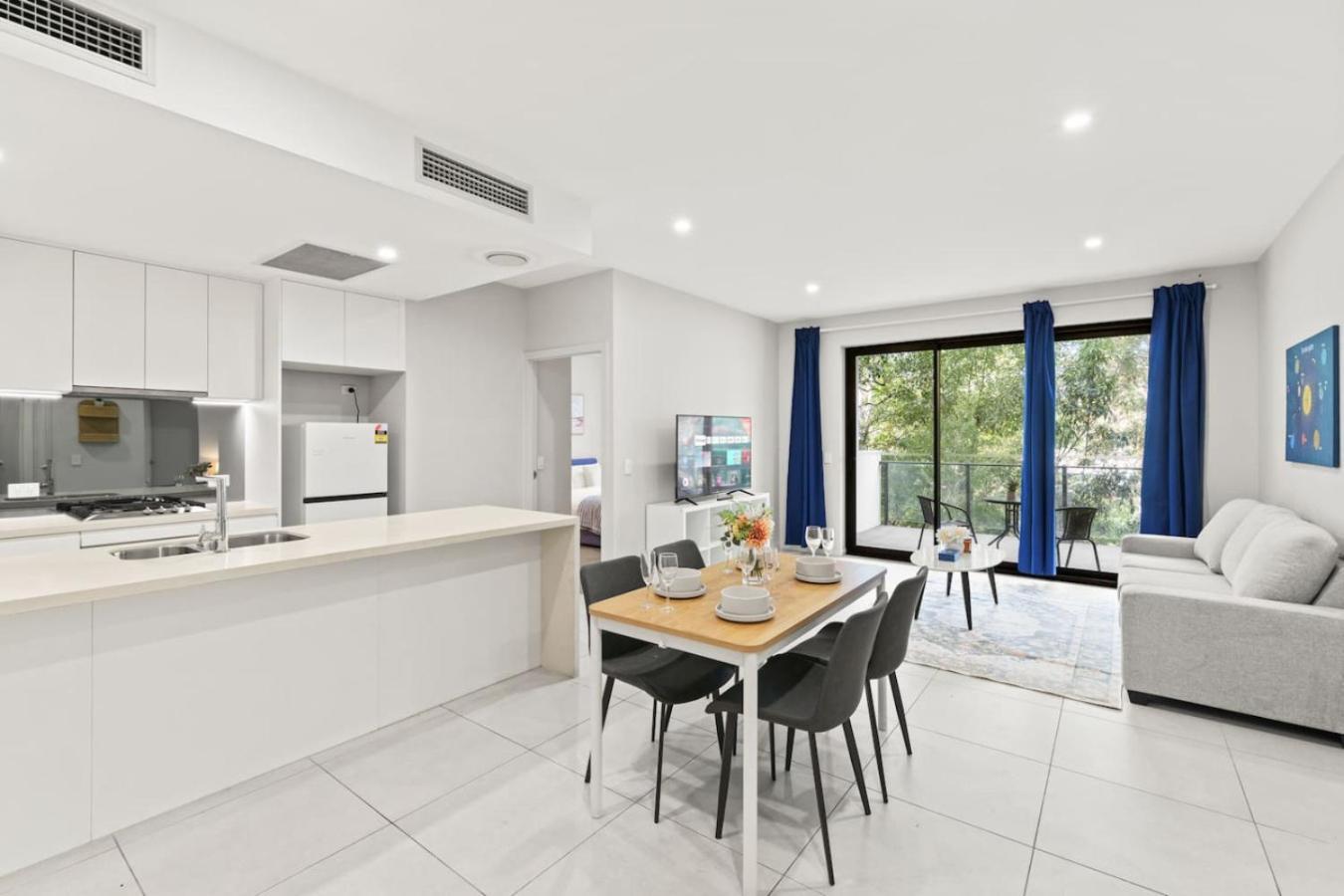 Modern Retreat Two Ensuite Bedrooms And Walk To Shops * Brisbane