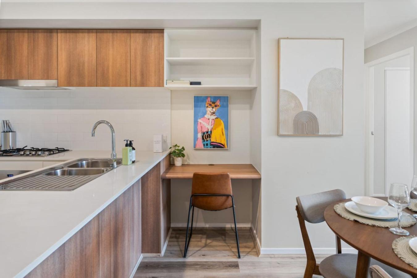 Workspace Walk To Train And Shops Free Carpark Apartment