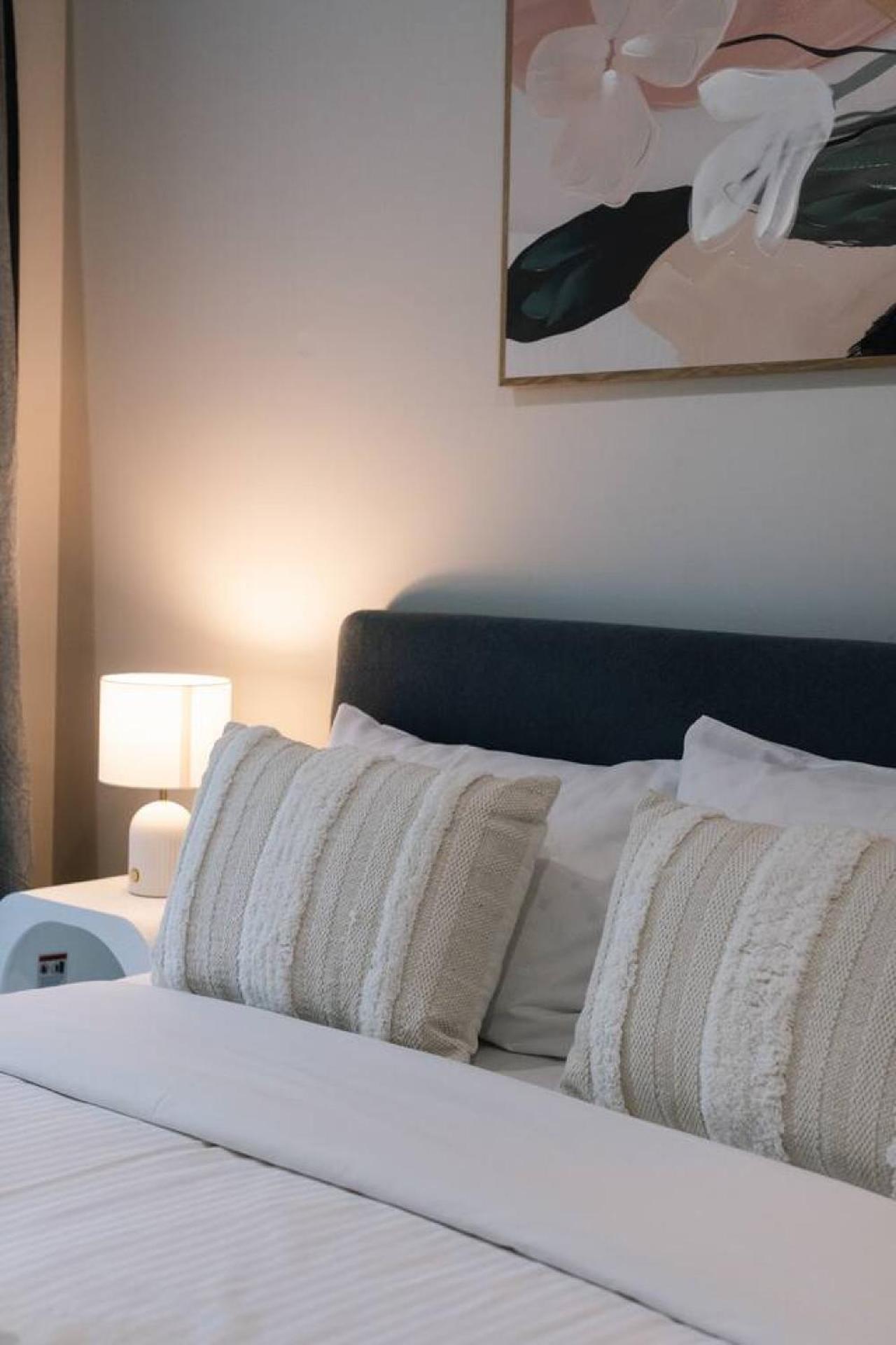 Modern Retreat Two Ensuite Bedrooms And Walk To Shops Brisbane