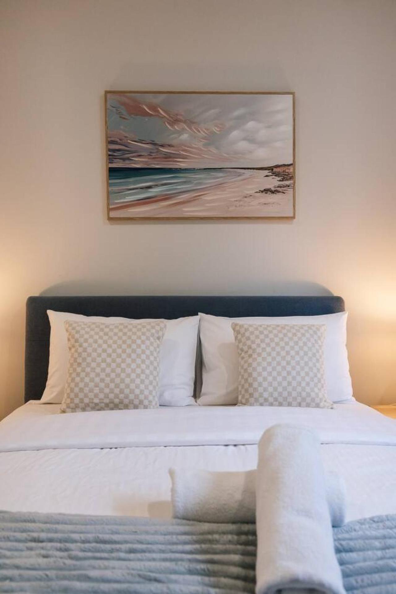 Modern Retreat Two Ensuite Bedrooms And Walk To Shops Apartment Brisbane