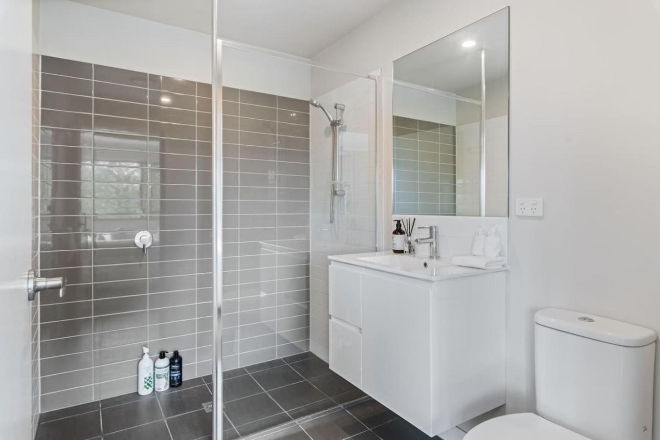 Workspace Walk To Train And Shops Free Carpark Brisbane