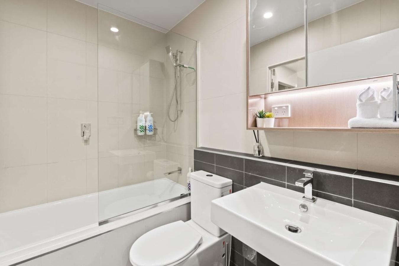 Apartment Modern Retreat Two Ensuite Bedrooms And Walk To Shops Brisbane