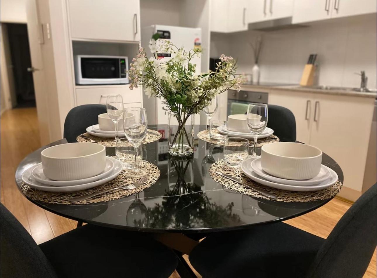 Apartment Modern 2br Retreat - 5min To Cbd & Free Parking *
