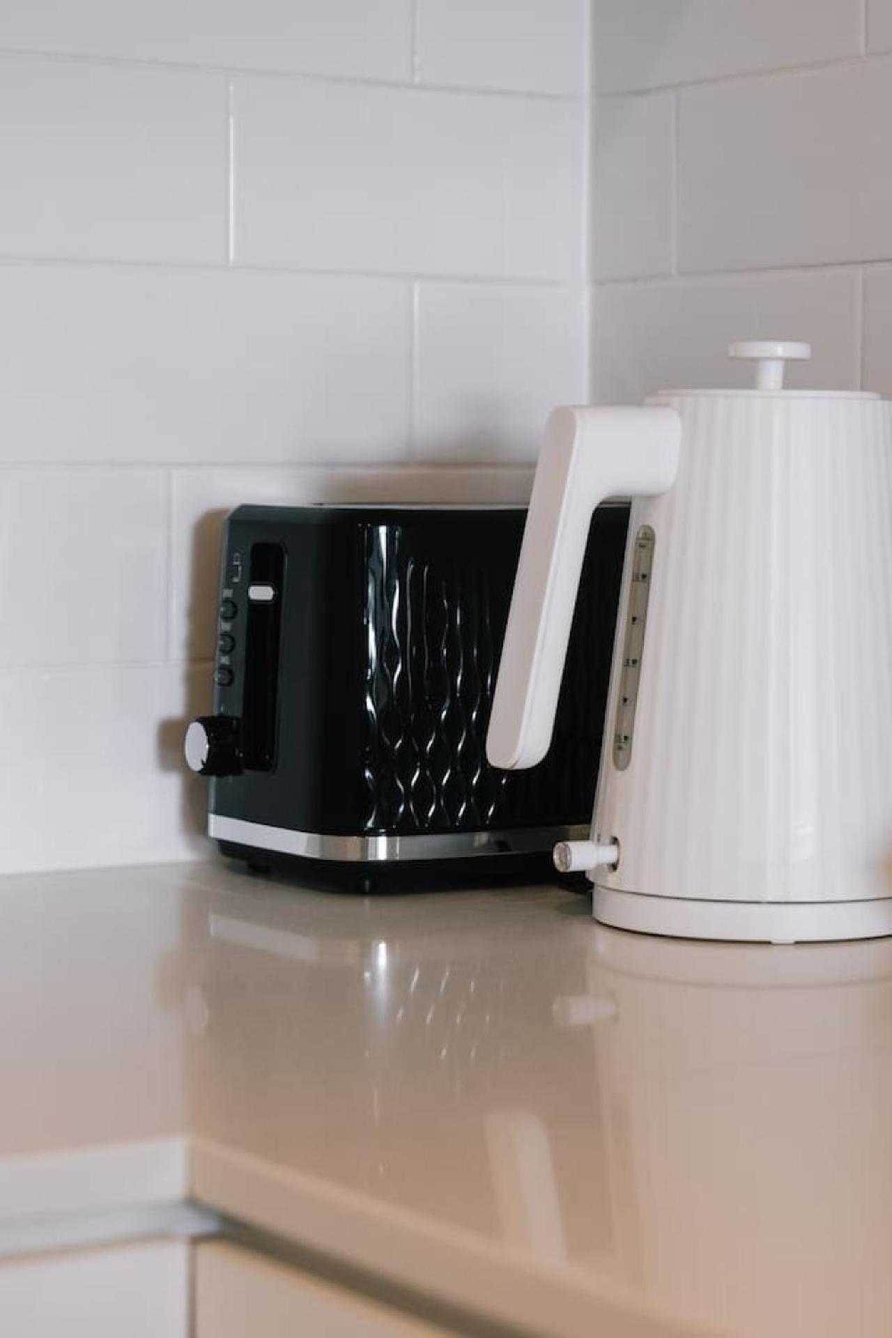 Workspace Walk To Train And Shops Free Carpark Apartment Brisbane