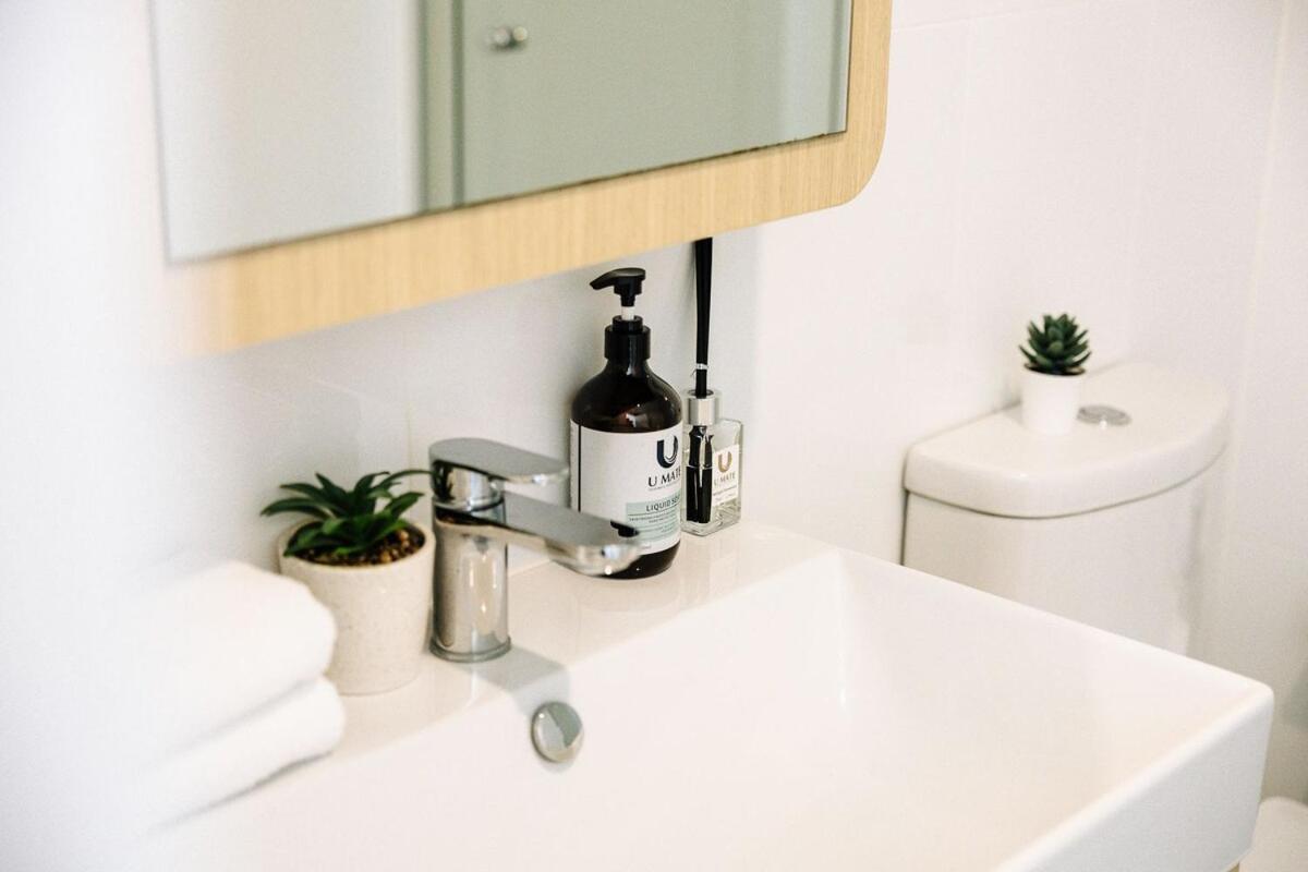 Twin Retreat With Views @ One Apartment