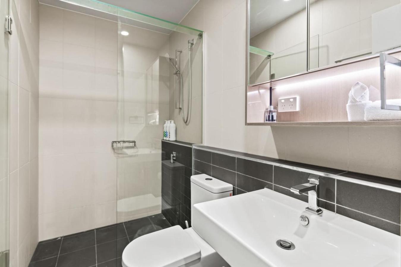 Modern Retreat Two Ensuite Bedrooms And Walk To Shops *