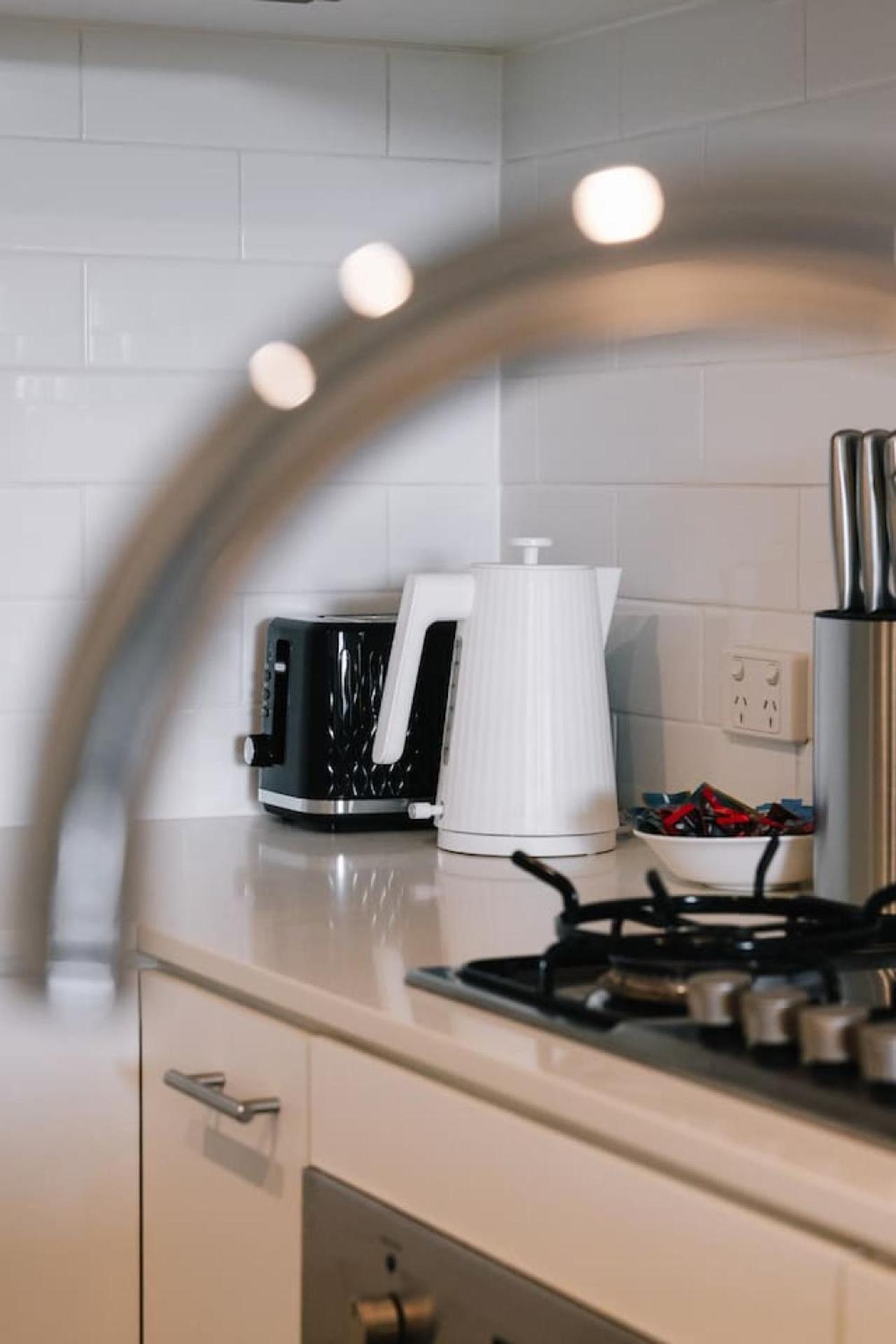 Apartment Workspace Walk To Train And Shops Free Carpark Brisbane