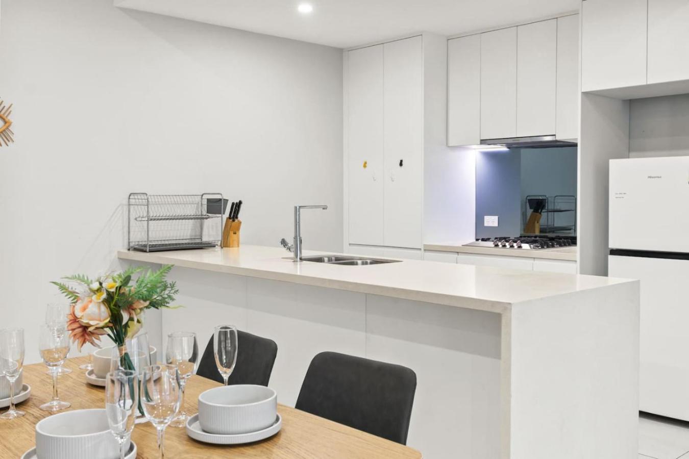 Modern Retreat Two Ensuite Bedrooms And Walk To Shops