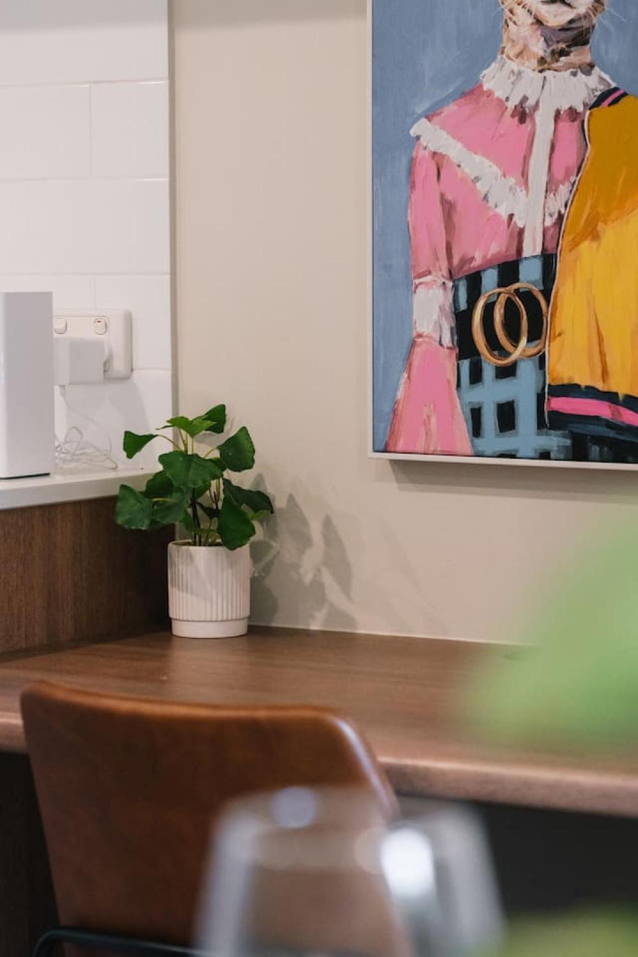 Apartment Workspace Walk To Train And Shops Free Carpark Brisbane