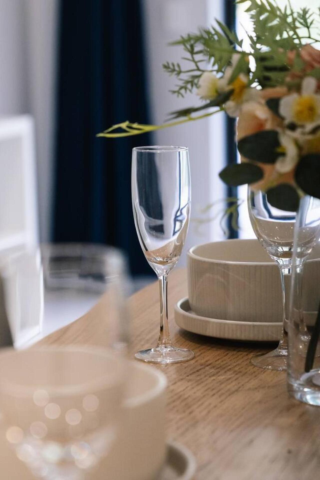 Apartment Modern Retreat Two Ensuite Bedrooms And Walk To Shops *