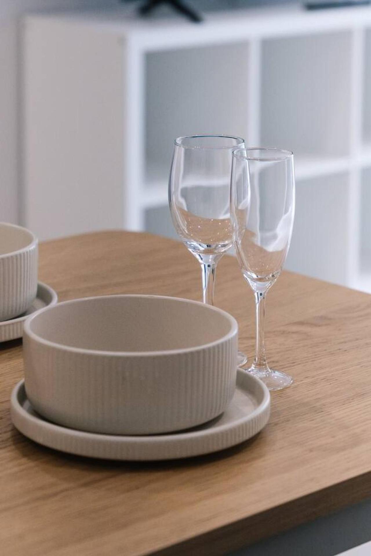 Apartment Modern Retreat Two Ensuite Bedrooms And Walk To Shops *