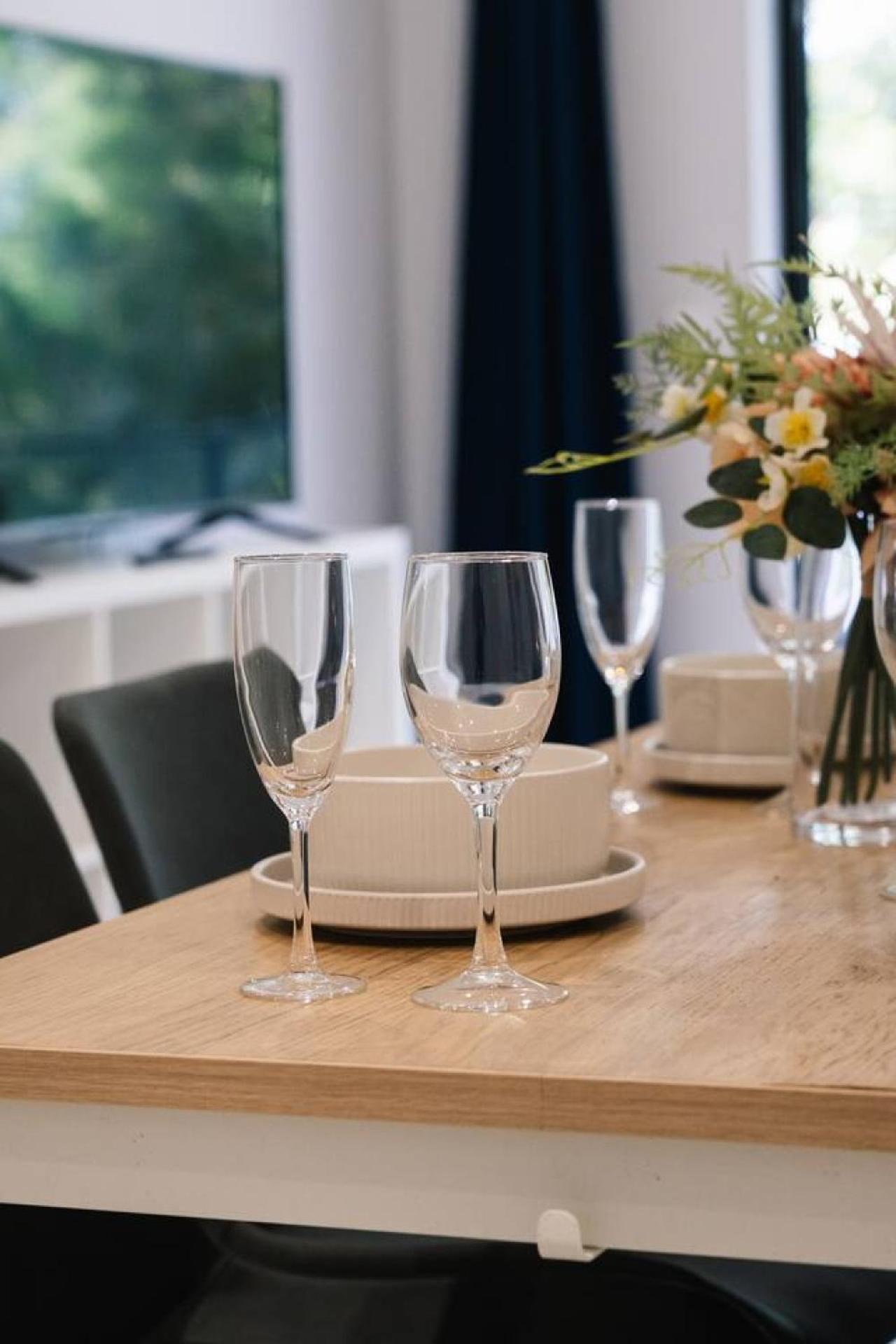 Modern Retreat Two Ensuite Bedrooms And Walk To Shops Apartment