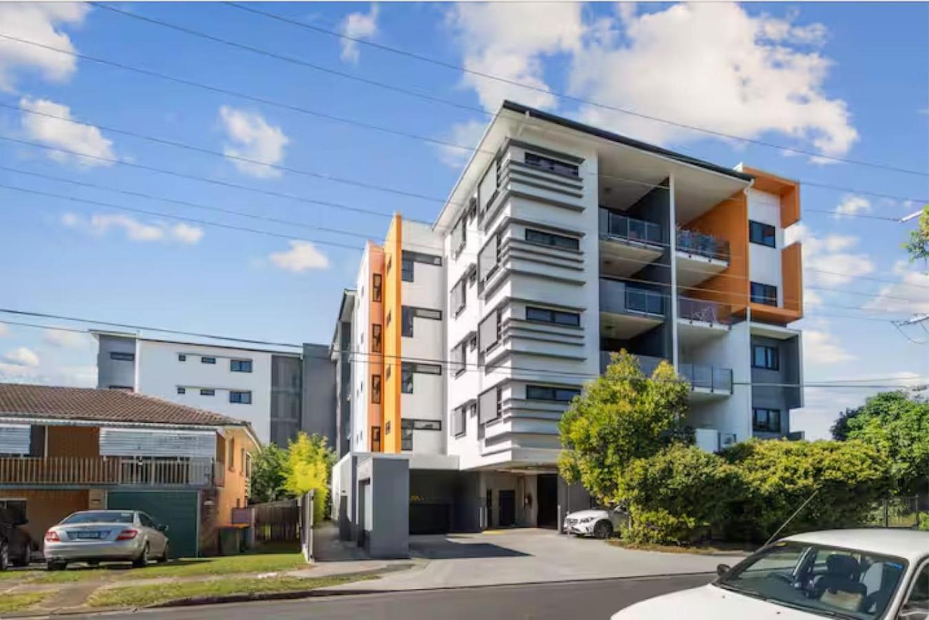 Modern Retreat Two Ensuite Bedrooms And Walk To Shops Apartment *