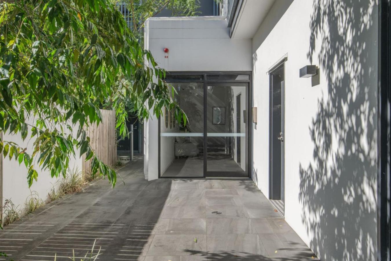 Modern Retreat Two Ensuite Bedrooms And Walk To Shops