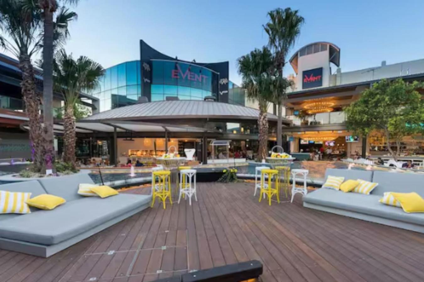 Modern Retreat Two Ensuite Bedrooms And Walk To Shops *