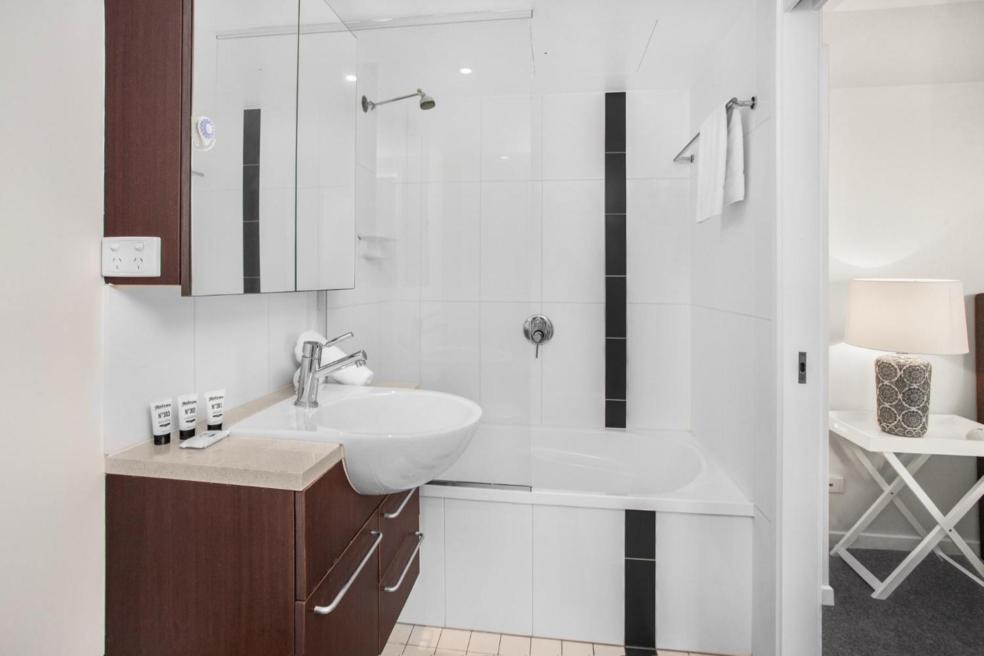 2-bed Near Cbd With Pool Sauna & Bbq Apartment