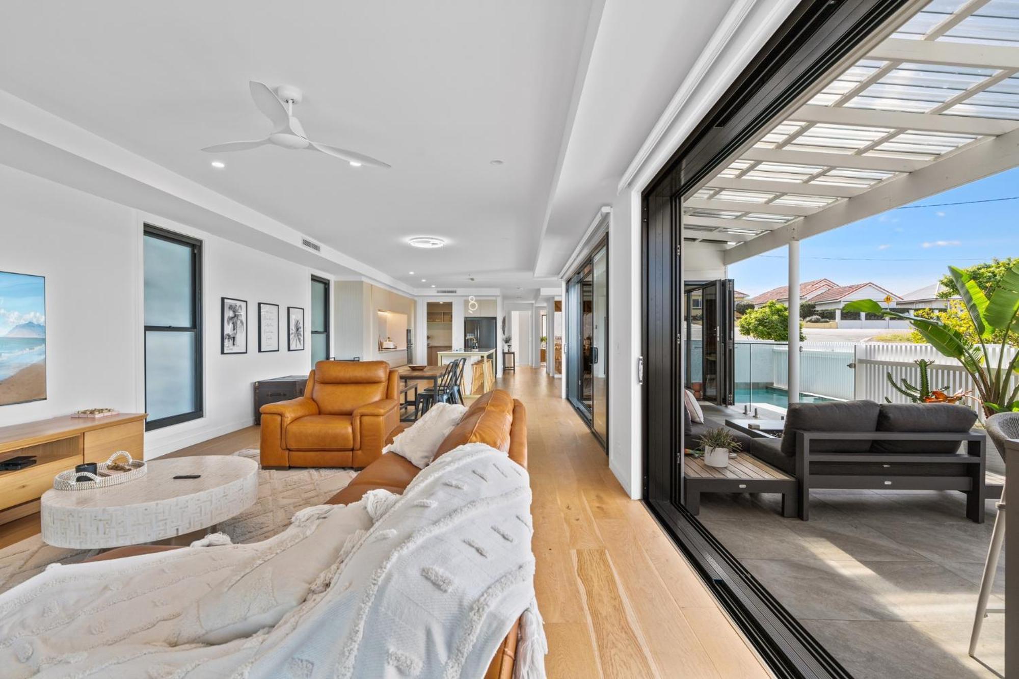 Deluxe 4-bed With Pool & Fire Pit Holiday home *