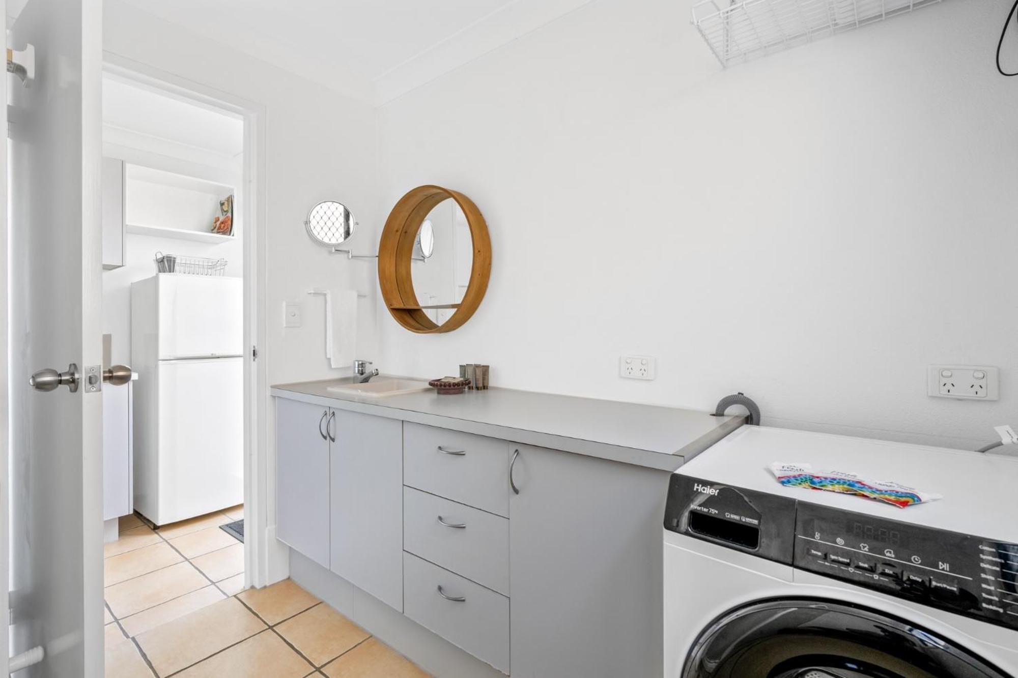 Apartment Spacious 1-bed Unit With Outdoor Patio Dining