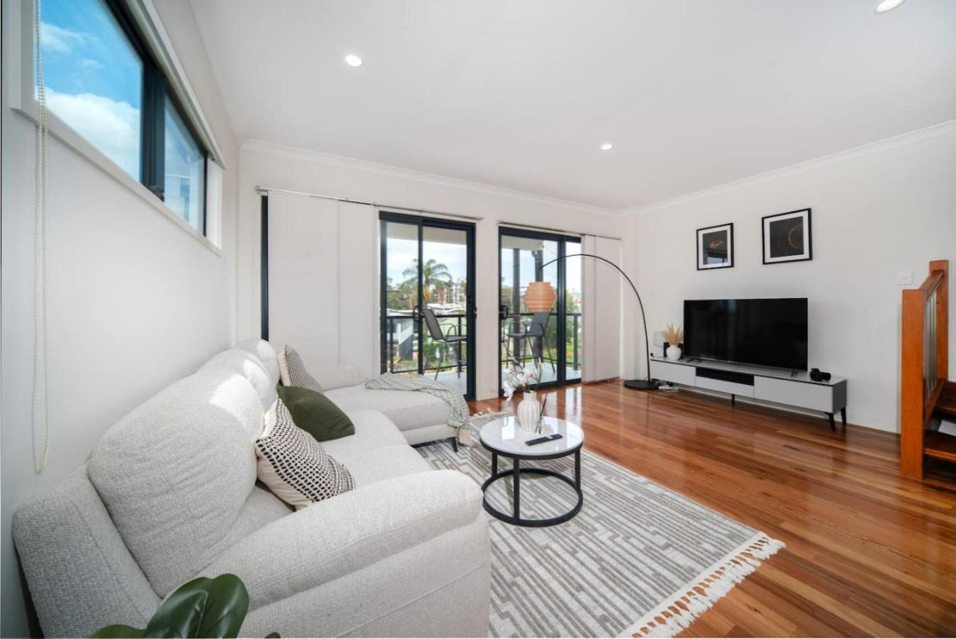 Urban Luxe Retreat 3-level Stylish Near Cbd Holiday home