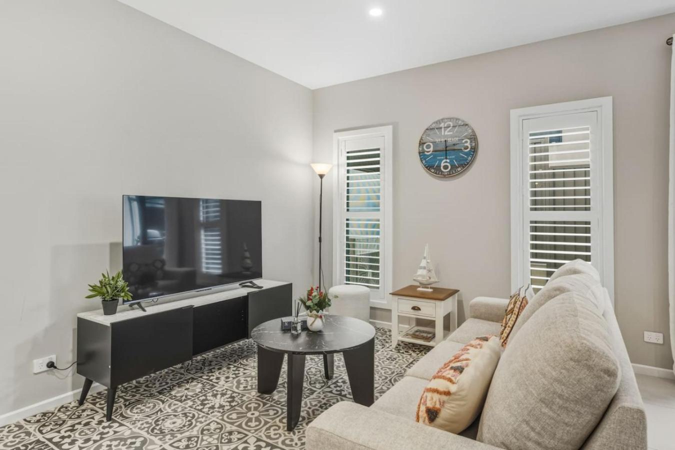 Modern Family Oasis Luxe With Balcony Ac And Backyard) Holiday home *