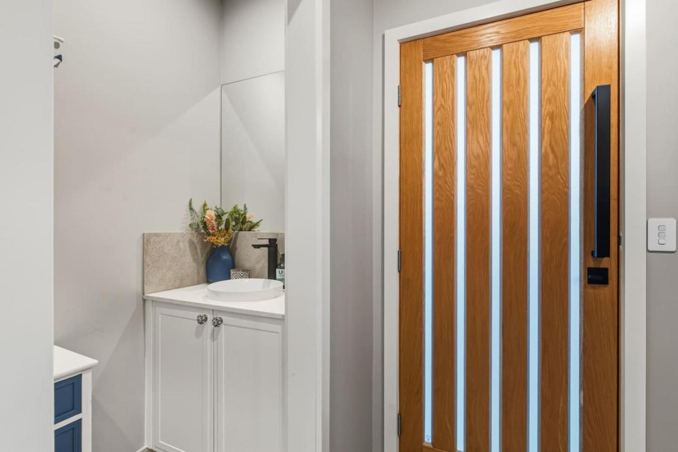 Modern Family Oasis Luxe With Balcony Ac And Backyard) Holiday home Brisbane