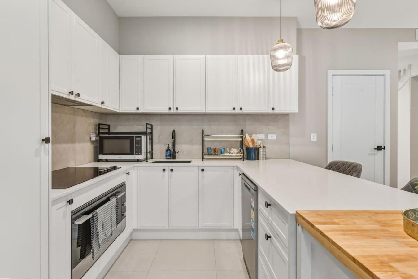 Holiday home Modern Family Oasis Luxe With Balcony Ac And Backyard) *