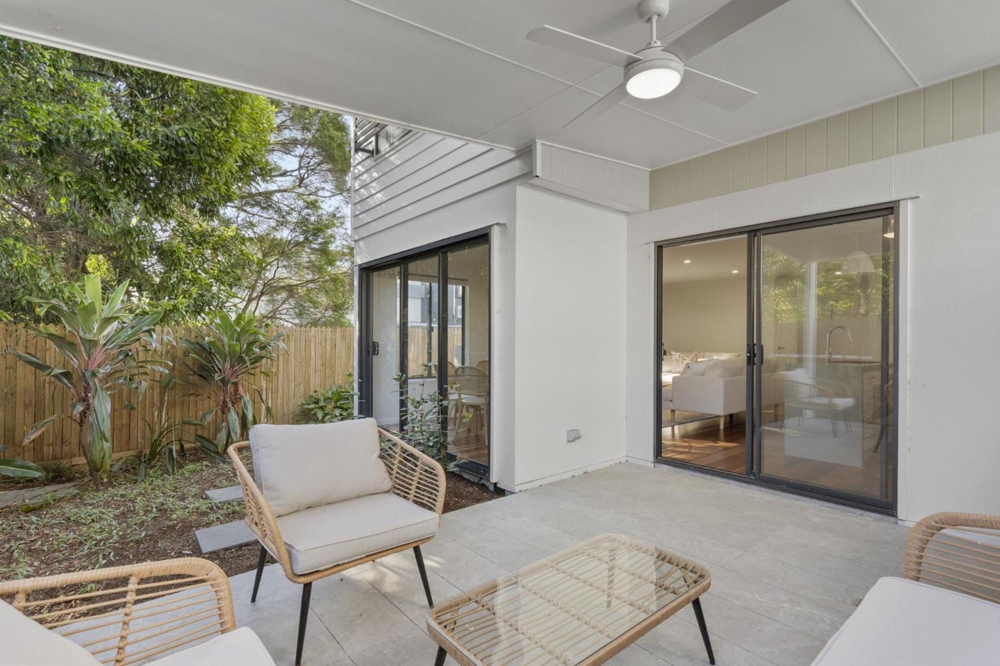 Retreat With Parking Close To Greenslopes Hospital