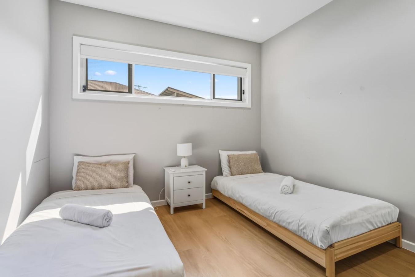 Holiday home Modern Family Oasis Luxe With Balcony Ac And Backyard)