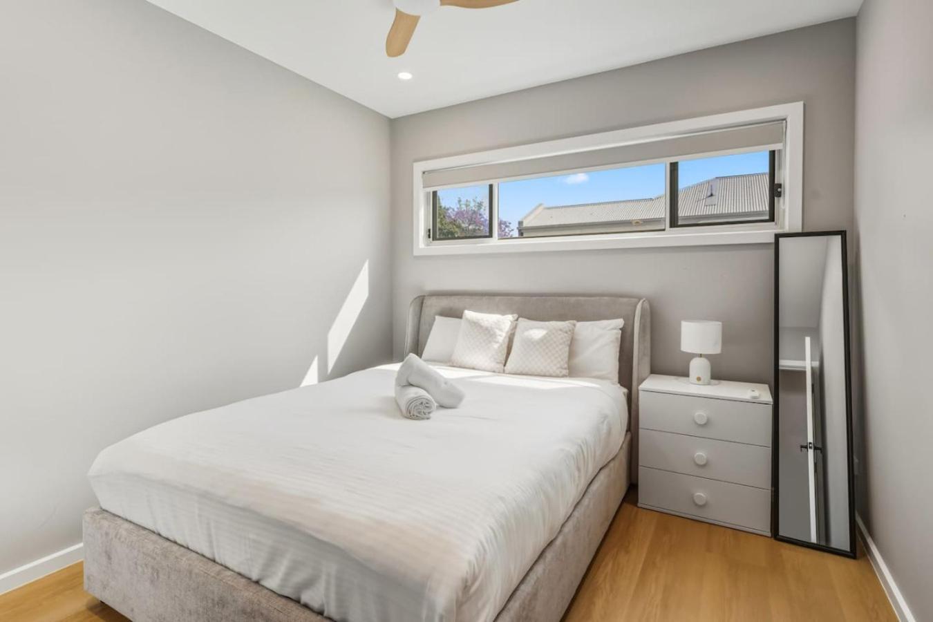 Modern Family Oasis Luxe With Balcony Ac And Backyard) Holiday home *